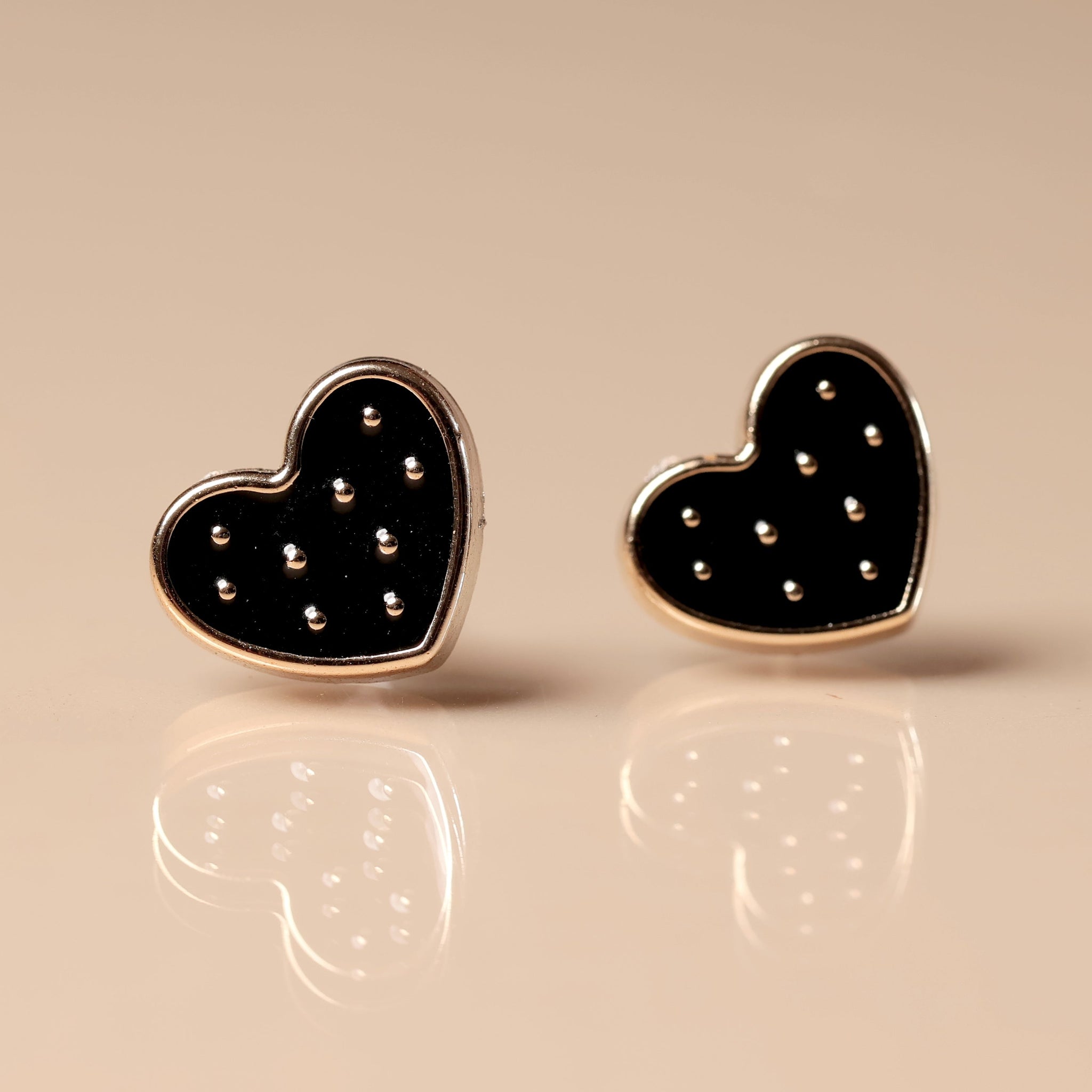 BLACK HEART STUD