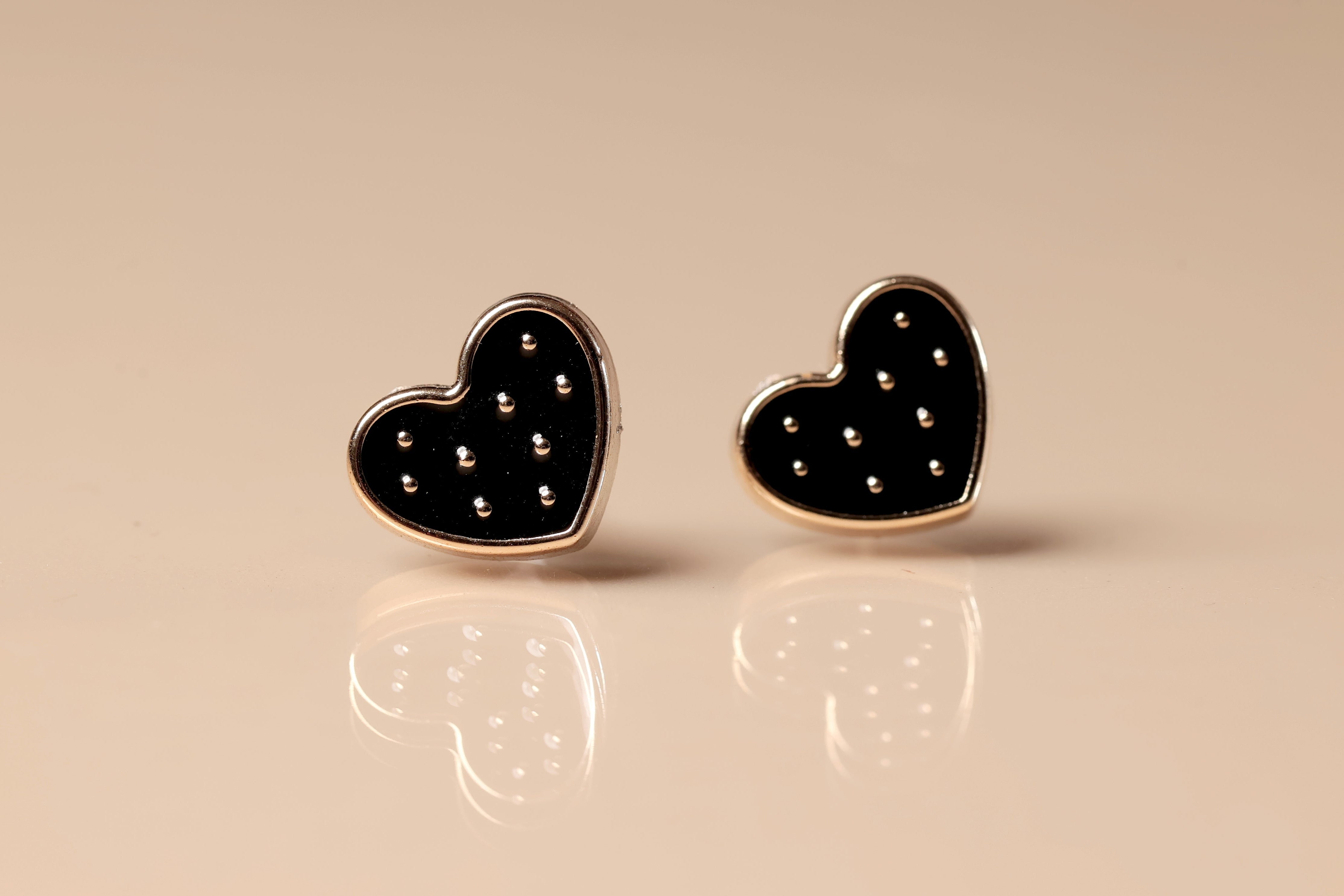 BLACK HEART STUD