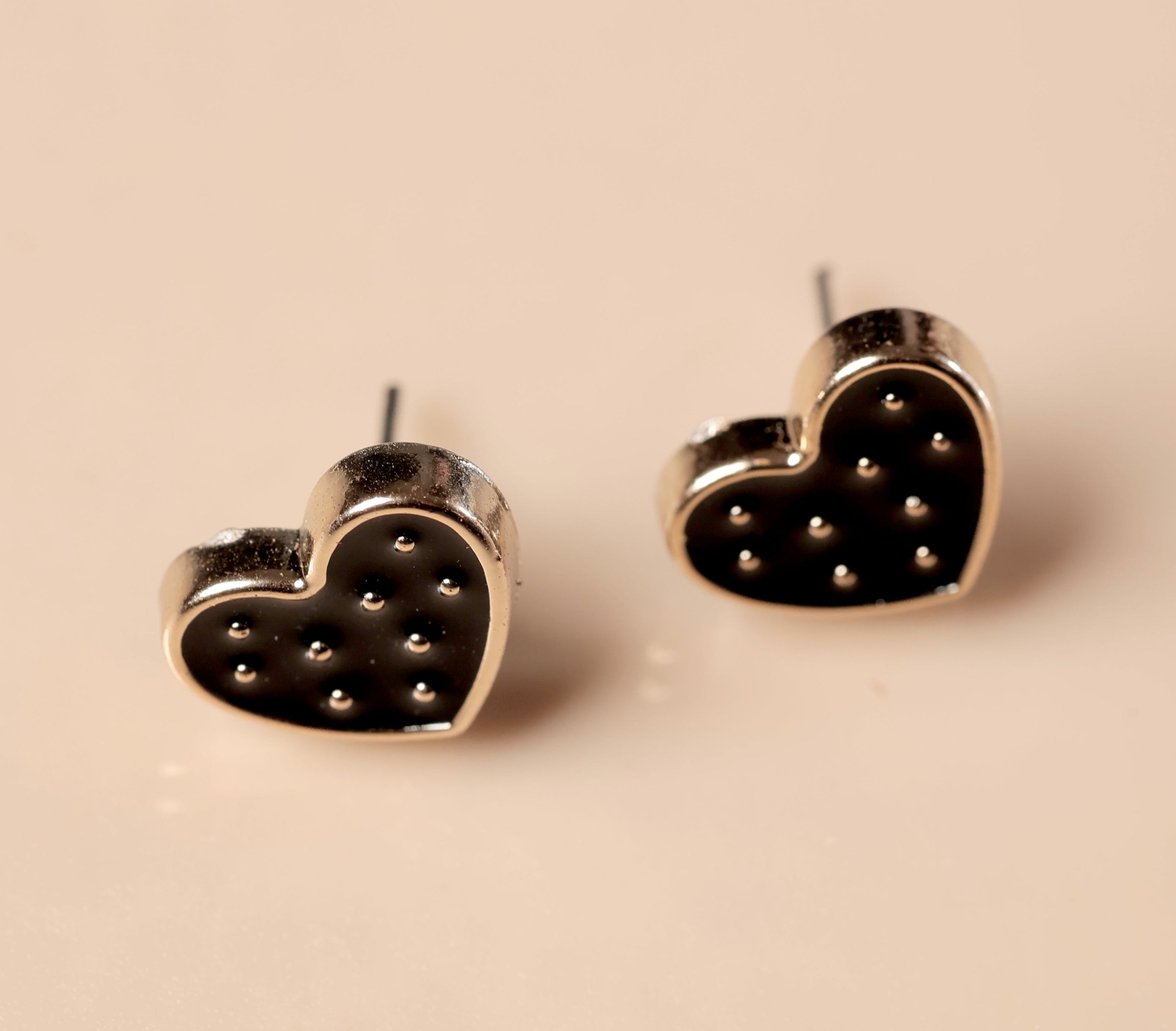 BLACK HEART STUD