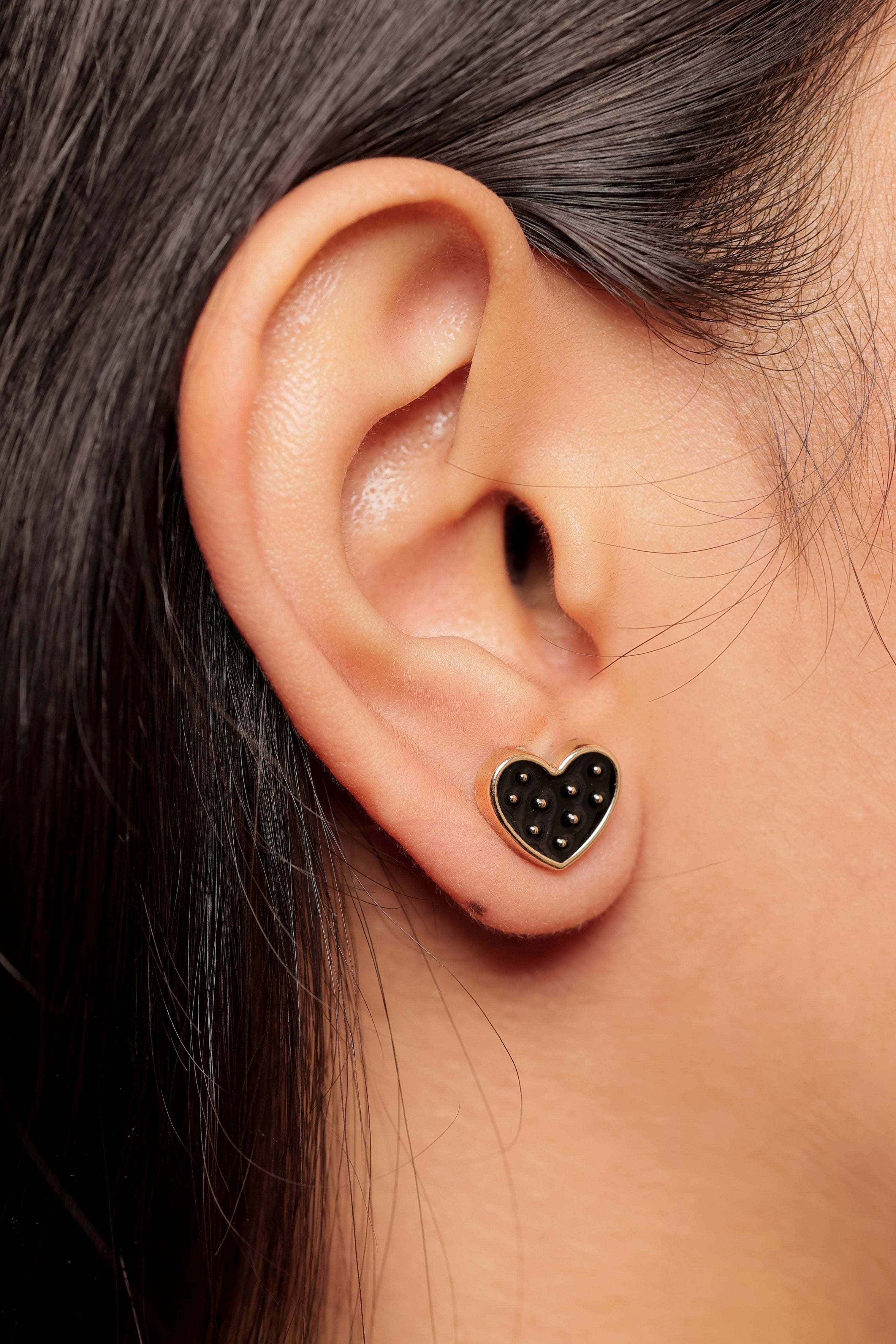 BLACK HEART STUD