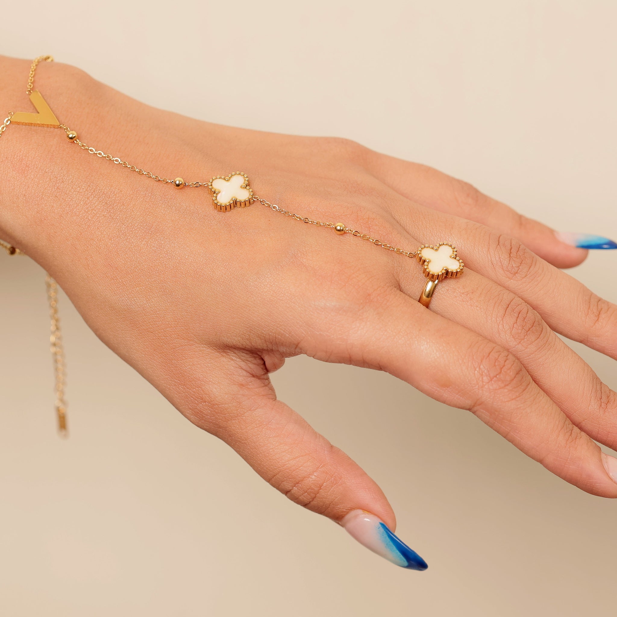 CLOVER WHITE HAND CHAIN