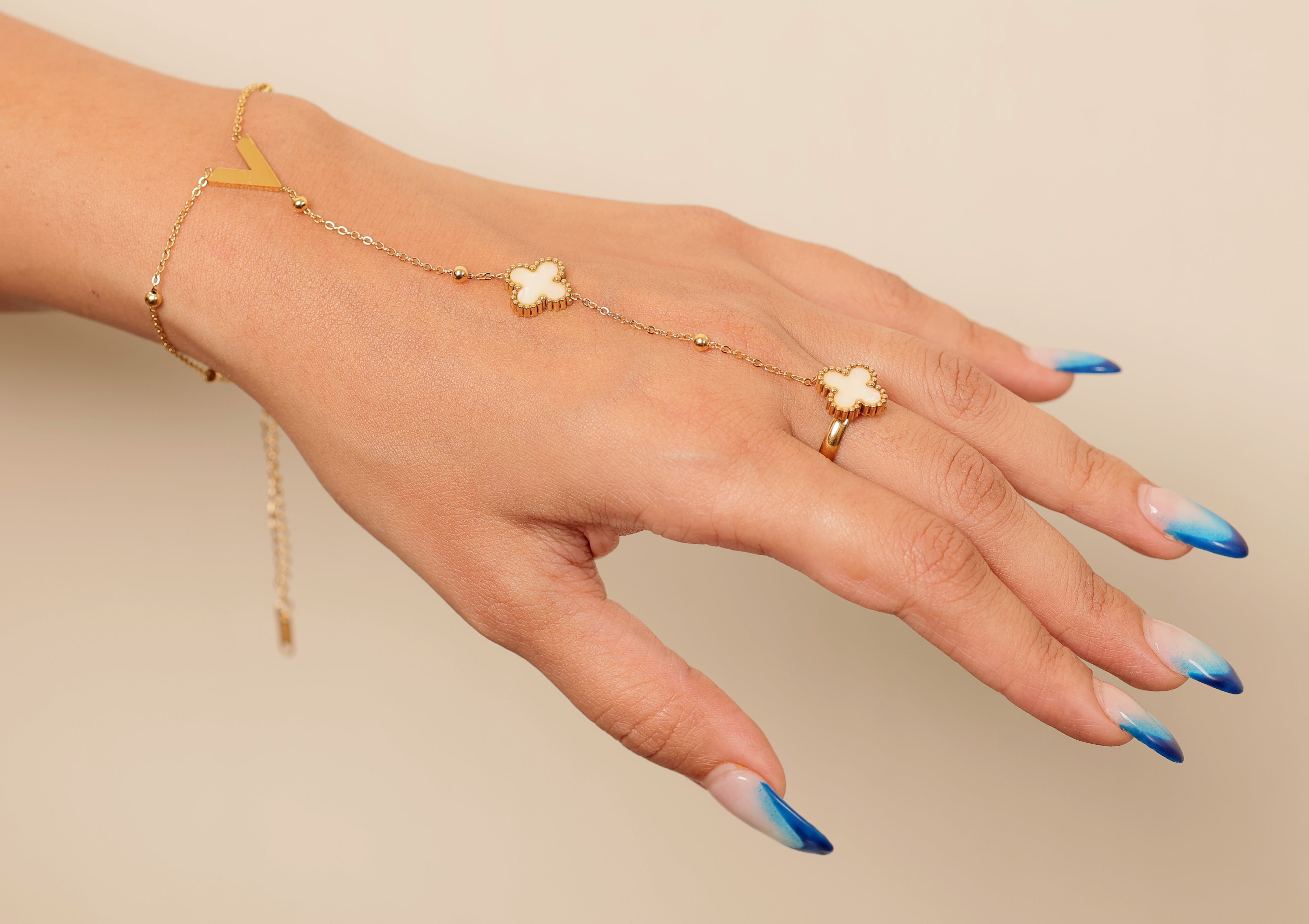 CLOVER WHITE HAND CHAIN